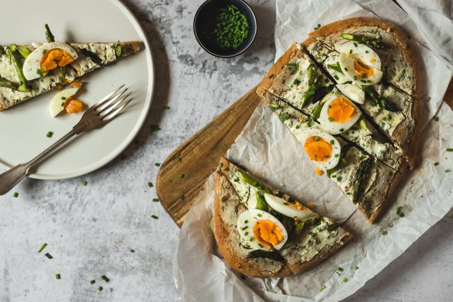 belegtes Brot mit Schnittlauch garniert